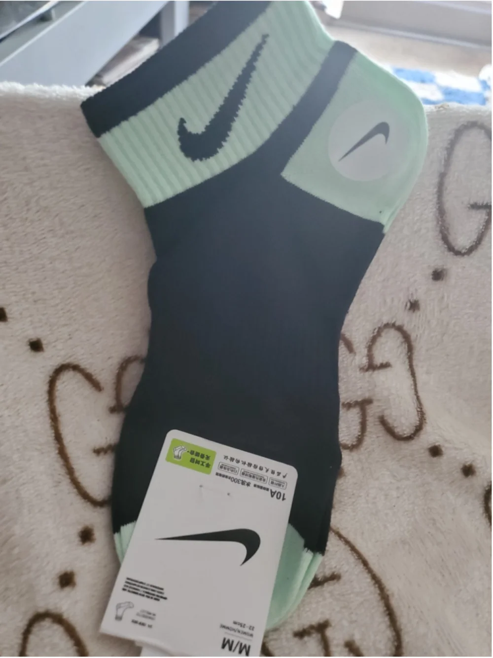 Women's Nike Crew White and Green socks women size 7-9
